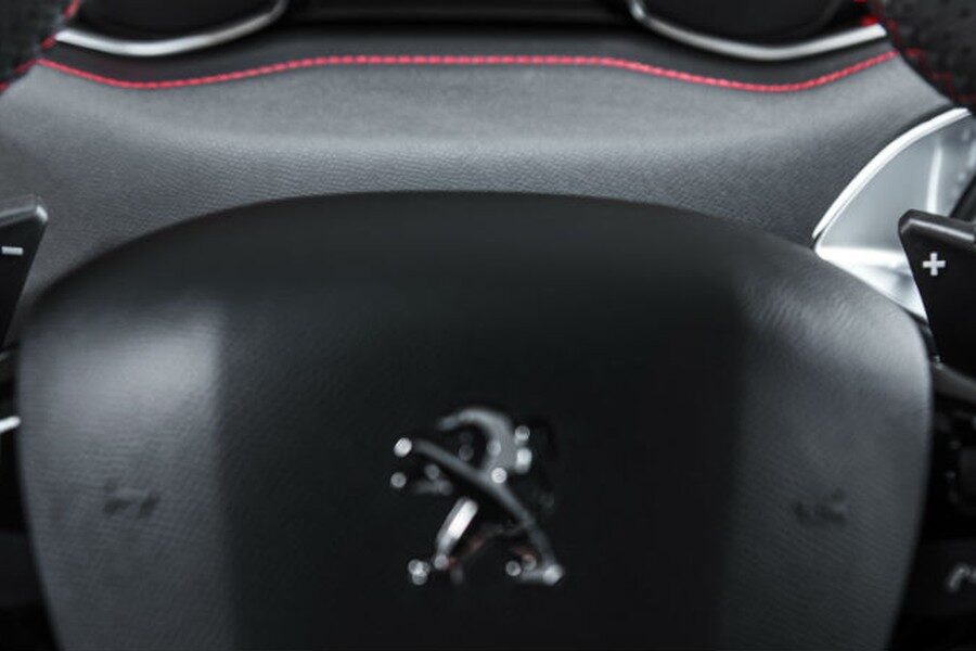 Algunos modelos contarán con levas situadas tras el volante para accionar de forma manual el cambio EAT6.