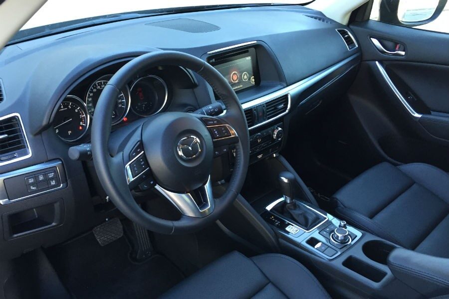 El interior del Mazda CX-5 está muy bien resuelto, combinando un diseño sobrio y funcional con materiales de calidad.