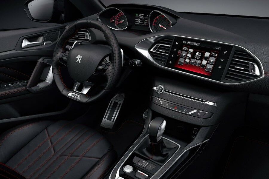 El interior del nuevo Peugeot 308 GT cuenta con elementos muy deportivos.