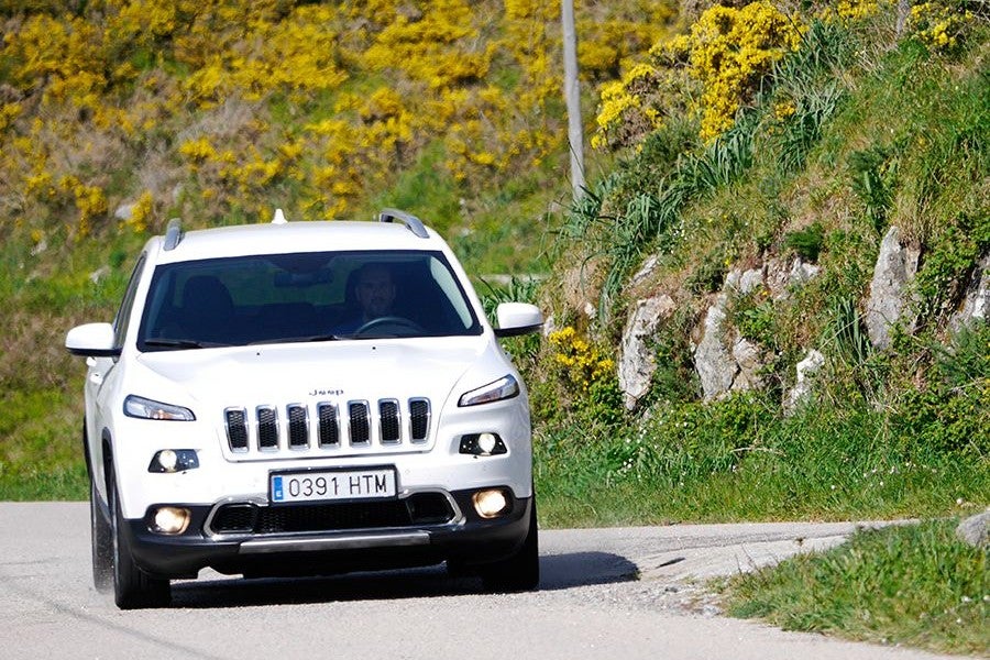El Cherokee tiene un comportamiento torpe muy condicionado por su peso.