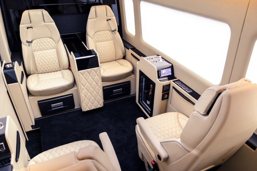 El interior del Mercedes Senzati Jet Sprinter puede llegar a ser más cómodo que una casa convencional.