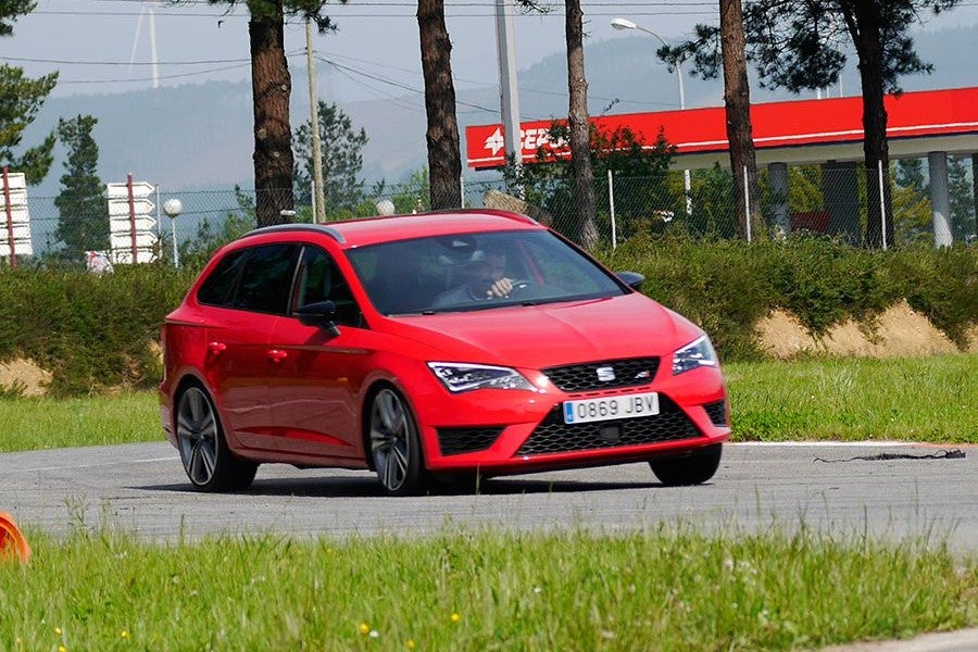 El comportamiento dinámico del Cupra ST es realmente excelente.