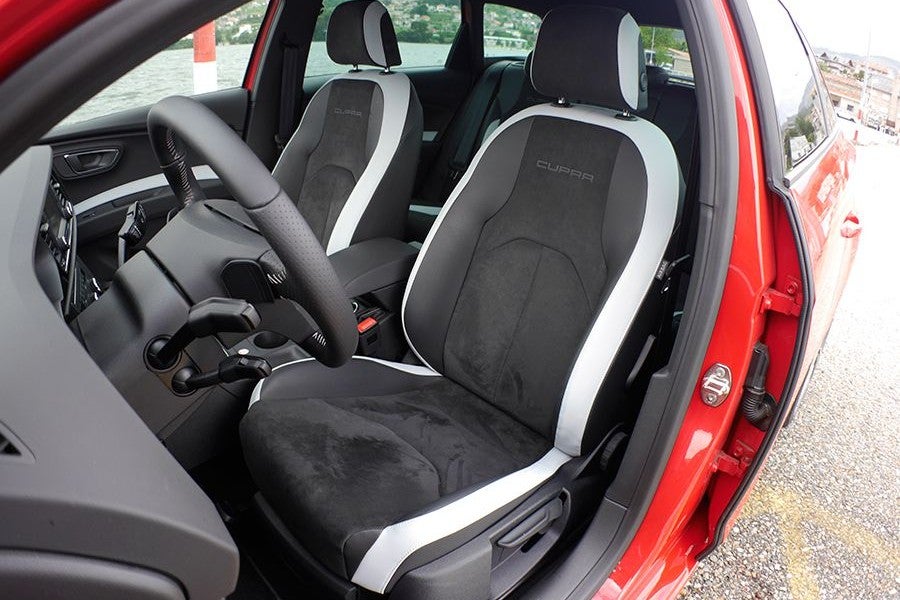 En el interior destacan los asientos envolventes exclusivos del Cupra.