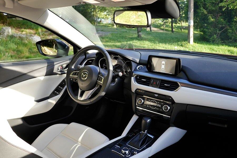 El interior del Mazda6 resulta más acogedor y da una mayor sensación de calidad.