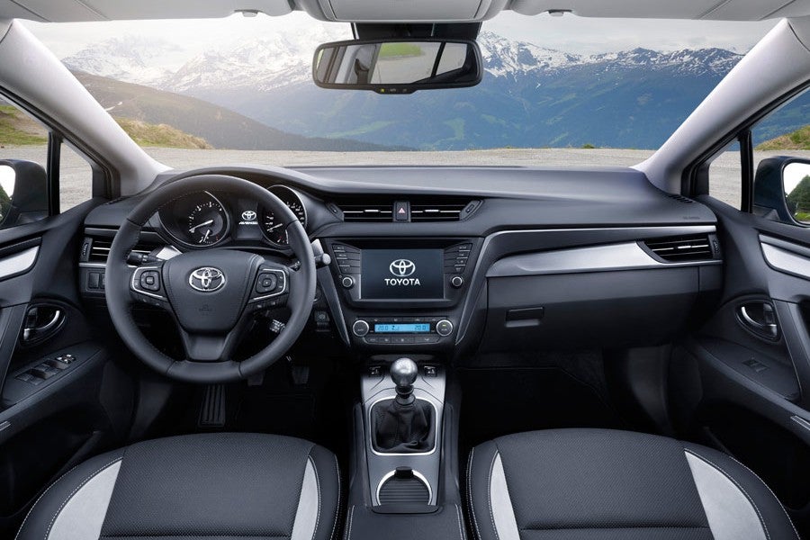 El interior del nuevo Toyota Avensis 2015 es sobrio y está bien acabado.