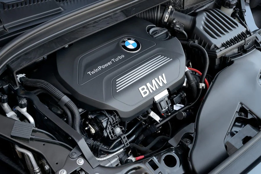 El BMW Serie 2 Gran Tourer tiene el motor colocado el posición delantera tranversal.
