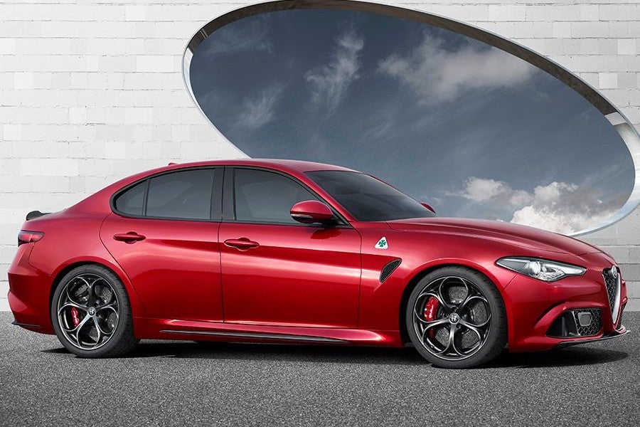 Las proporciones y las líneas del Giulia sugieren velocidad.