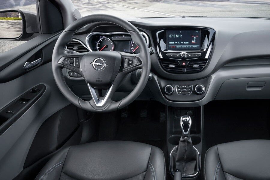 El interior del Opel Karl cuenta con buenos ajustes.