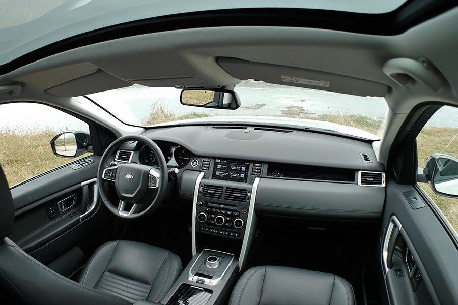 El interior del Discovery Sport está al nivel de los Range Rover por calidad y lujo.