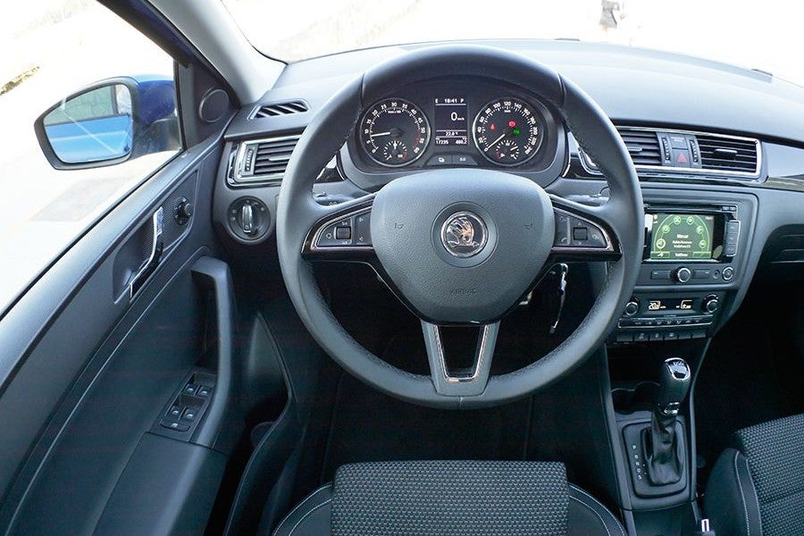En el Skoda Rapid ha primado lograr un maletero enorme frente a unas plazas traseras amplias.