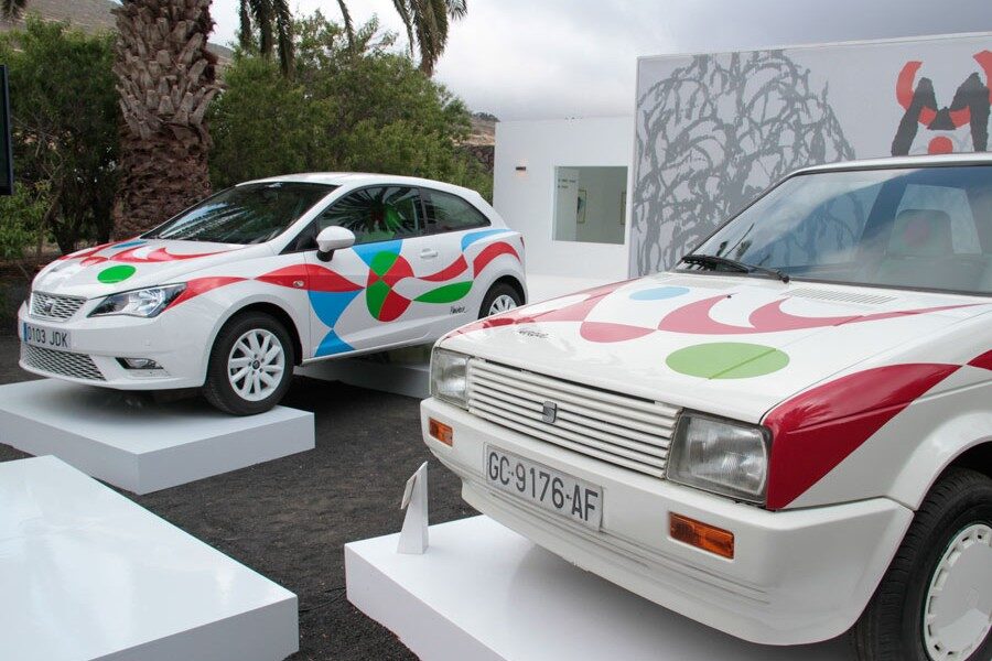 El Seat Ibiza primera generación pintado por César Manrique, junto al Ibiza creado para Cicar.