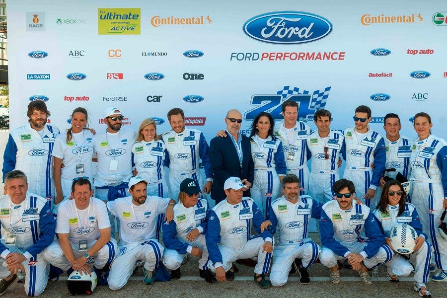 Los embajadores de las 24 Horas Ford posan antes del inicio de la carrera.