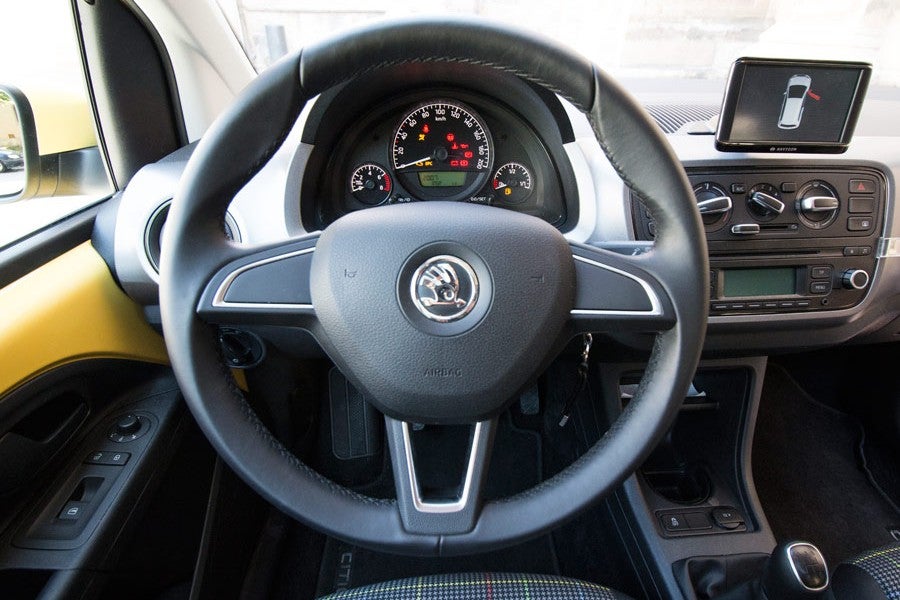 El volante de cuero y tres radios es mucho más atractivo y cómodo que el de serie.