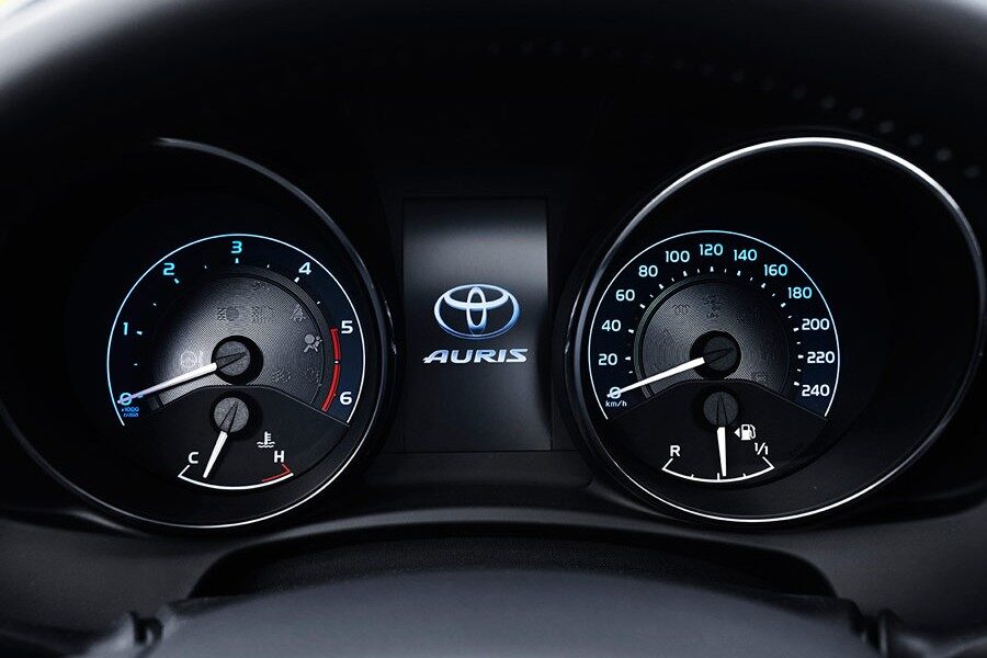 El panel de intrumentos del Toyota Auris 2015 estrena pantalla TFT de 4,2 pulgadas.