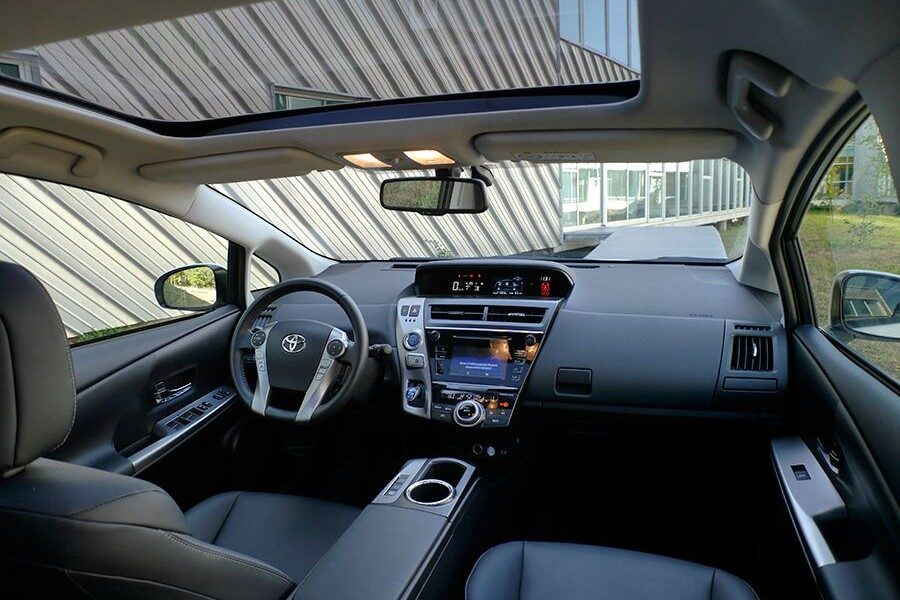 El interior del Prius+ es espacioso y versátil.