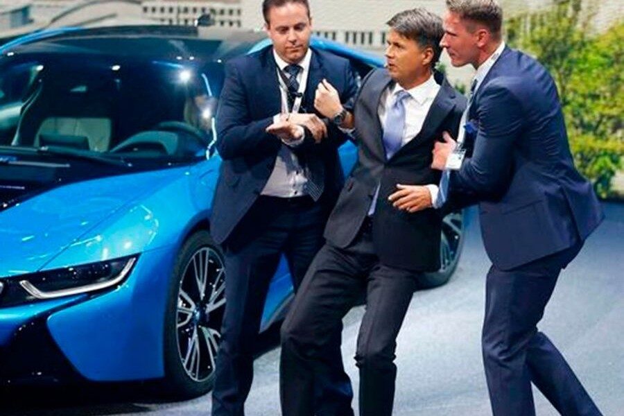Desvanecimiento del CEO de BMW en la apertura del Salón de Frankfurt 2015.
