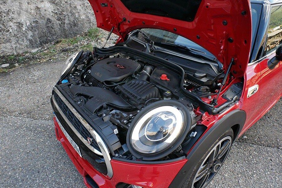 El motor del Cooper S de 192 CV tiene un buen rendimiento y su matrimonio con el cambio automático es bueno.