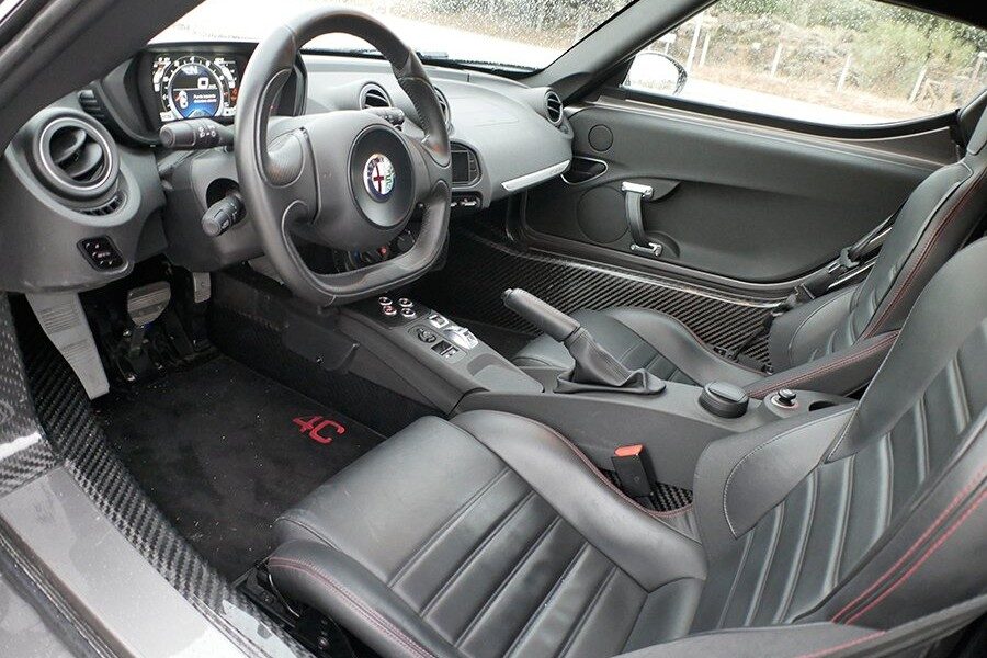 El interior del 4C es el de un deportivo puro y duro.