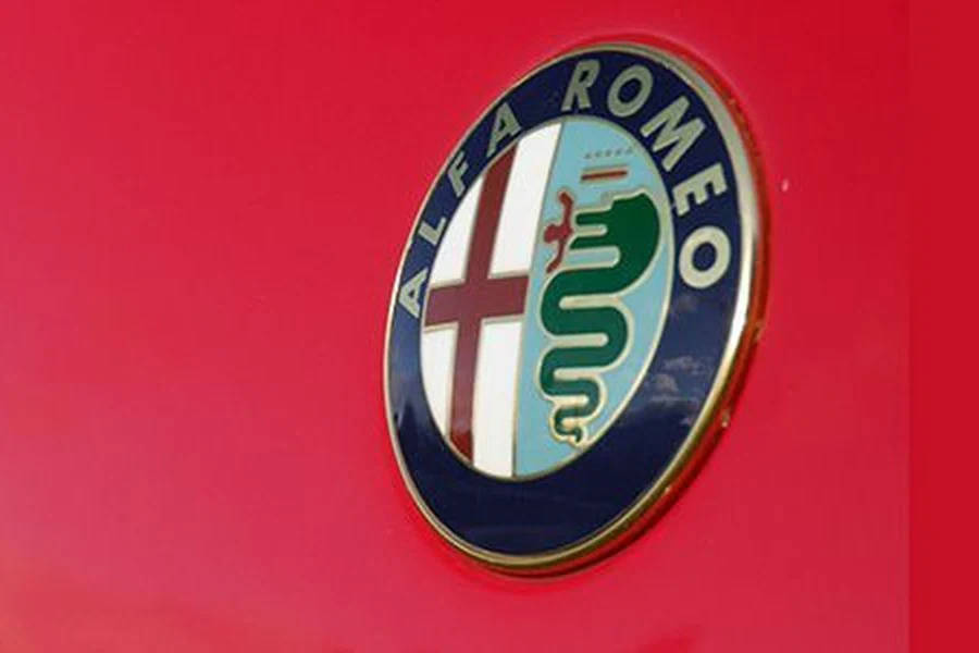 Qué quiere decir Alfa Romeo y por qué su logo exhibe una serpiente asesina