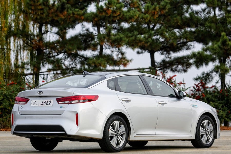 El Kia Optima híbrido enchufable llegará al mercado en 2016.