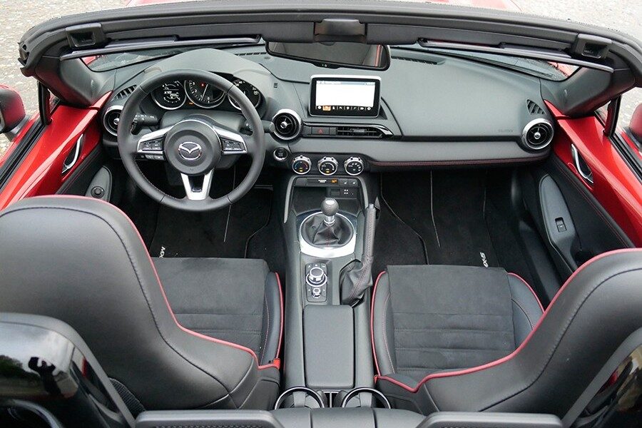 El interior del Mazda MX-5 tiene todo lo necesario para disfrutar de cada minuto en él.