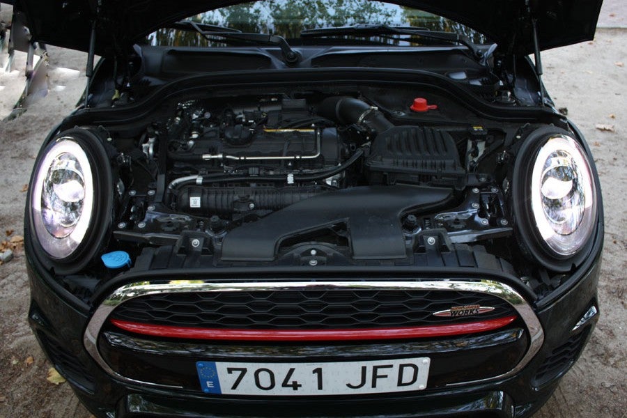 El Mini John Cooper Works monta un bloque de dos litros que desarrolla 231 CV y 320 Nm de par.