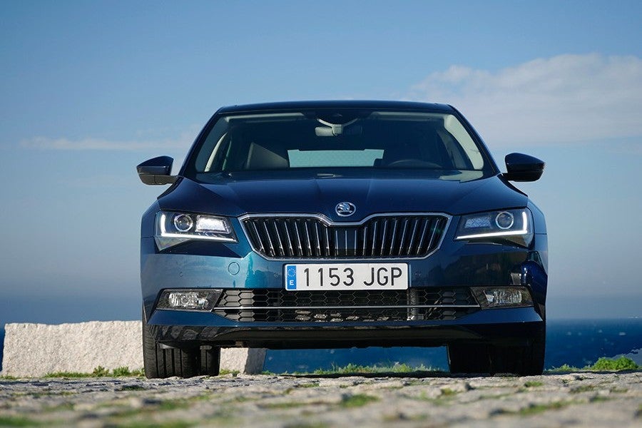 El Skoda Superb tiene un diseño con mucho empaque.