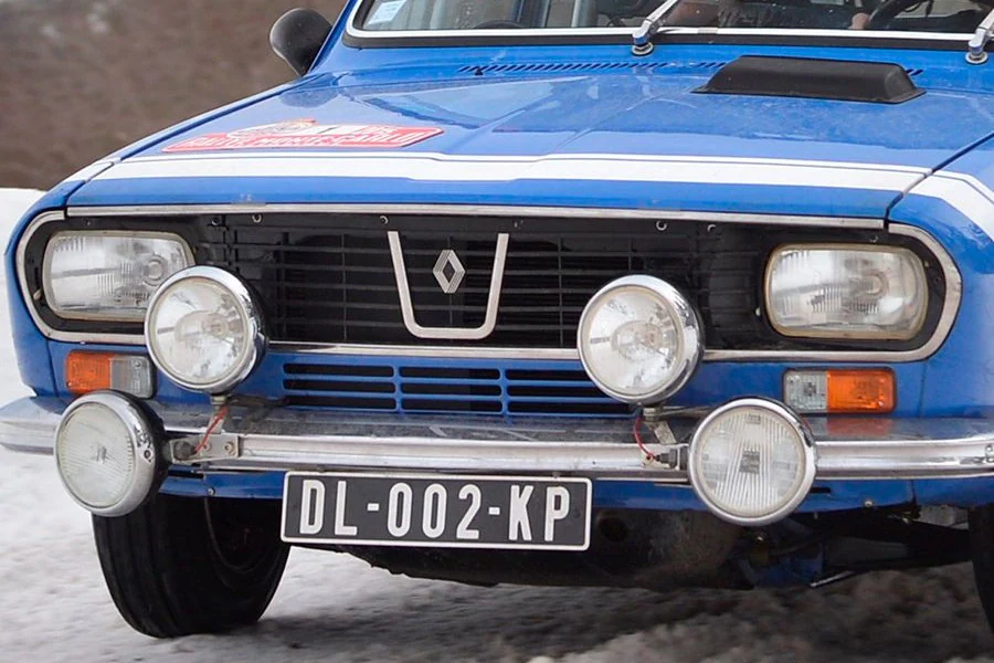 El frontal del R-12 es el que ha servido de inspiración para el logo de Dacia.