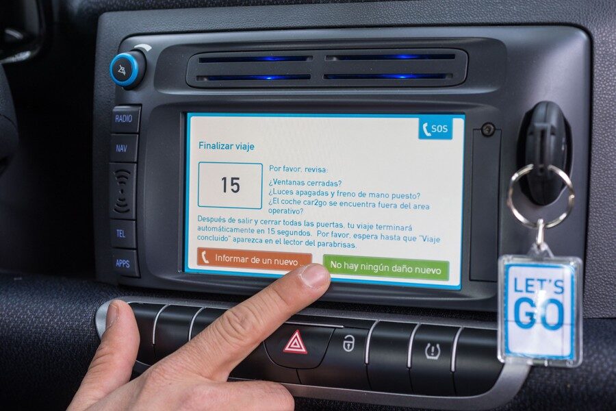Antes de salir del coche debes responder a las instrucciones de la pantalla digital