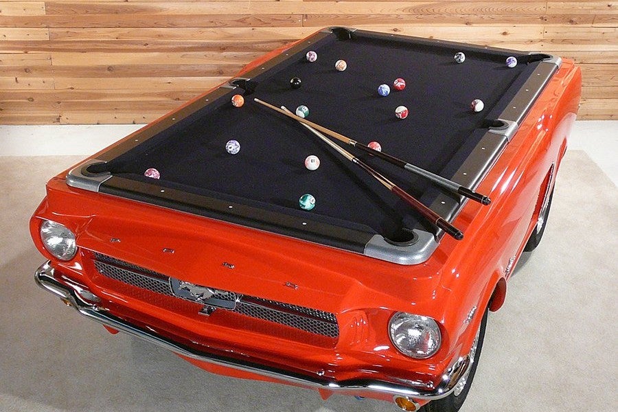 Quién no desearía tener un Mustang y una mesa de billar en su casa.