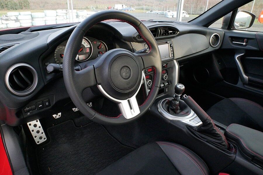 El interior del GT86 es muy espartano, pero la postura de conducción es perfecta.