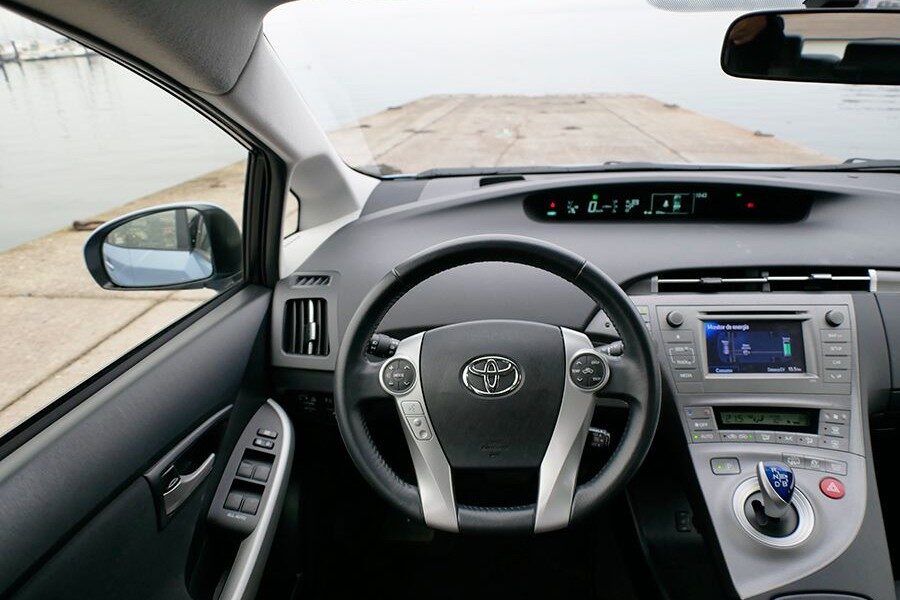 El interior del Prius tiene unos materiales que buscan la máxima ligereza.