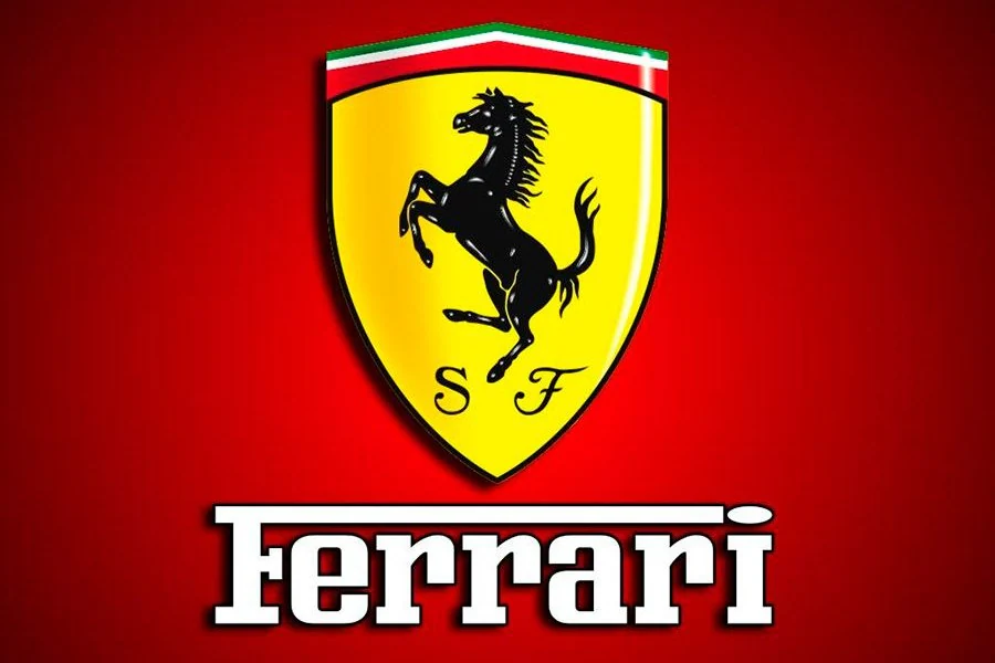 El caballo negro sonbre fondo amarillo y las iniciales de Scuderia Ferrari está reservado a los modelos con más pedigrí.