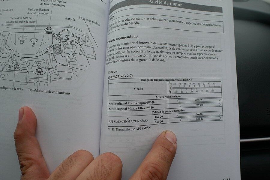 En el manual de instrucciones del coche indica el plazo de sustitución del aceite y las características del mismo.