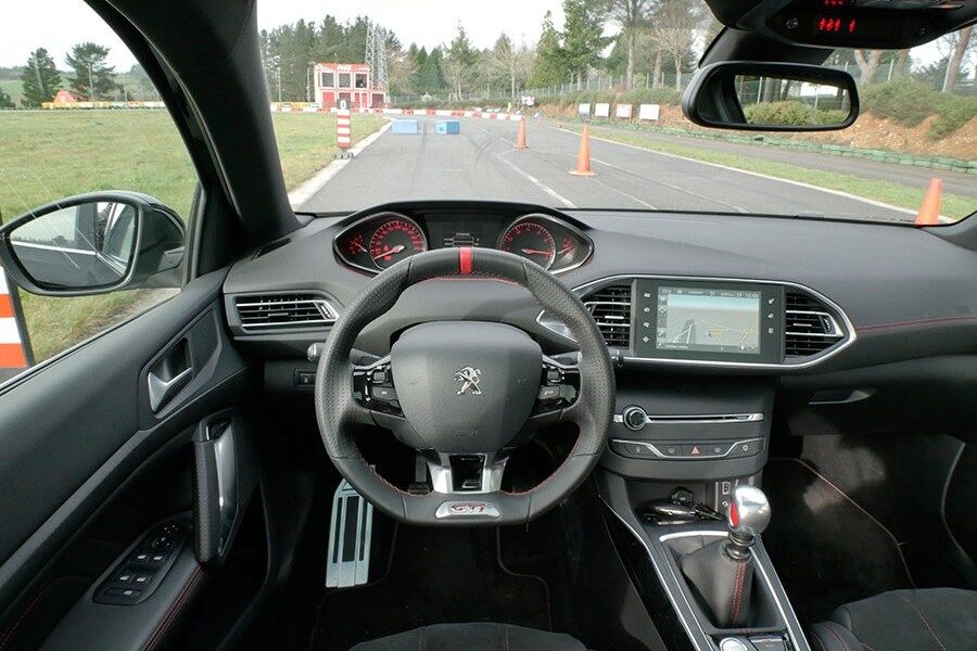 El i-Cockpit condiciona la postura de conducción, con un volante muy pequeño y bajo.