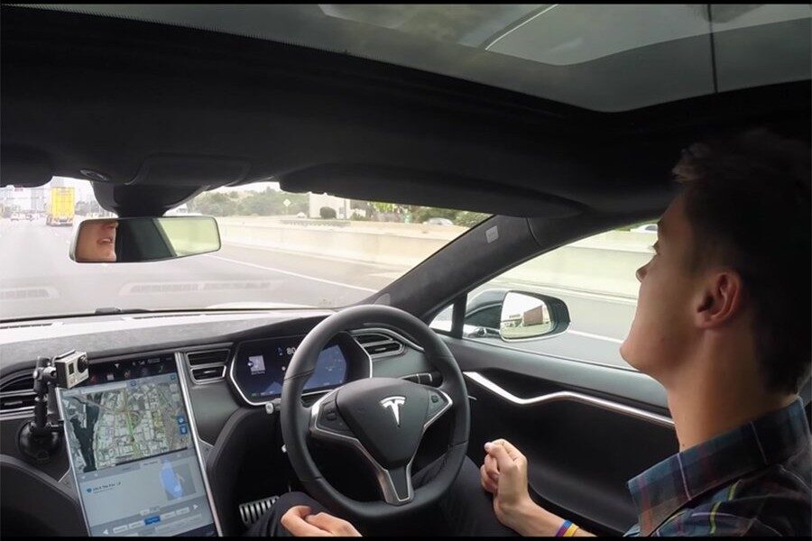 Tesla saca delantera también en sistemas de asistencia a la conducción.