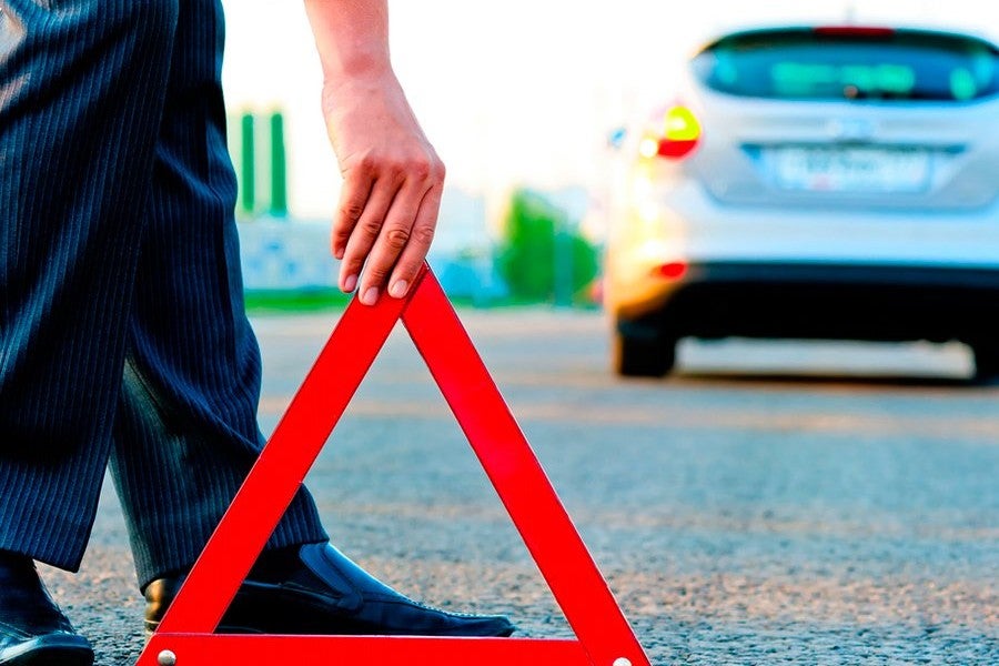 El mantenimiento defectuoso del coche y de la calzada es una de las causas.