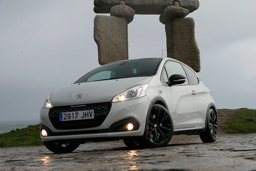El 208 GTi logra llamar la atención de manera sutil con el color blanco.