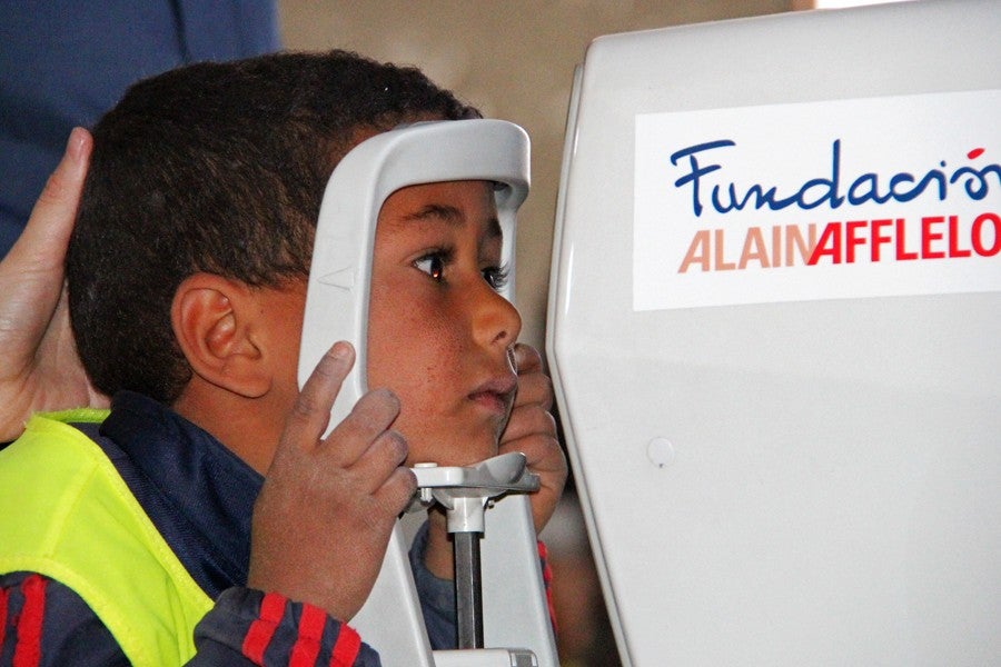 Alain Afflelou se encargará de regular la vista de los más pequeños de los pueblos