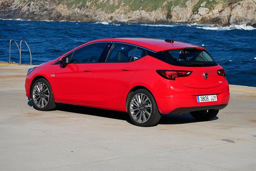 El Opel Astra ha mejorado, pero sus formas siguen siendo muy similares a las del modelo precedente y le restan frescura.