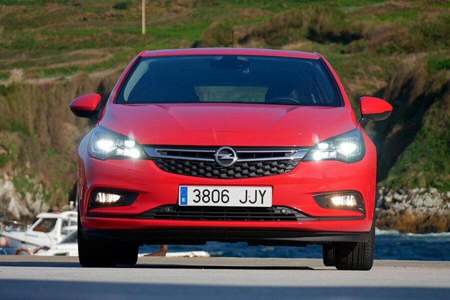 Los faros Intelli Lux son una seña de identidad del Opel Astra.
