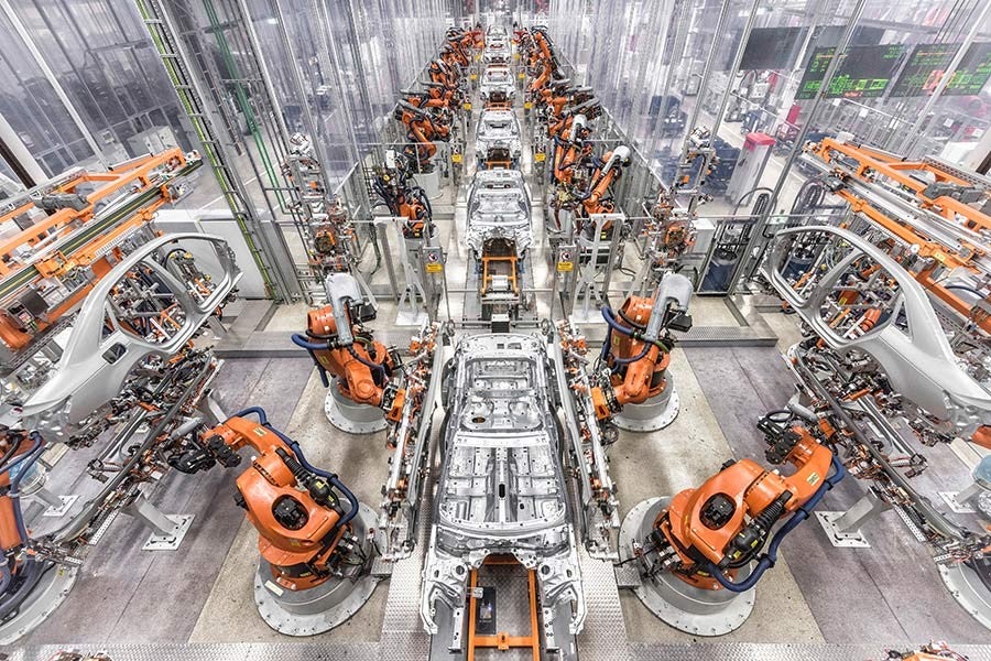 En la planta de chapistería hay más robots que personas.