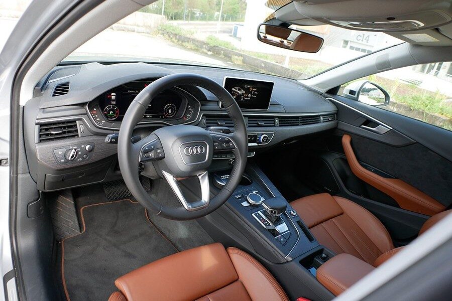 El interior del Audi A4 es moderno, elegante y de perfecta factura.