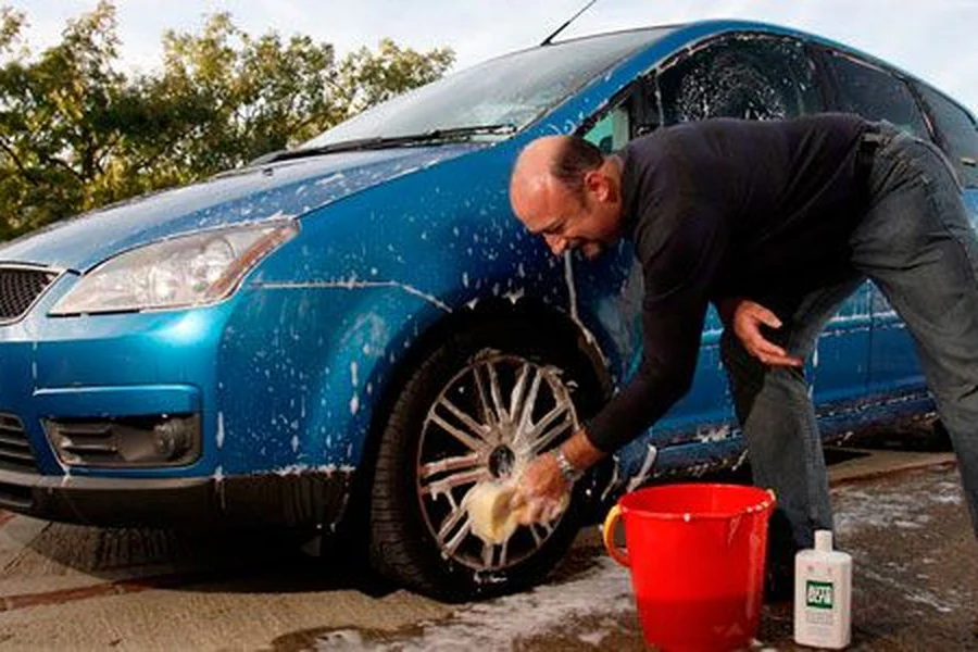 Lavar el coche a mano: trucos para dejar el automóvil como nuevo