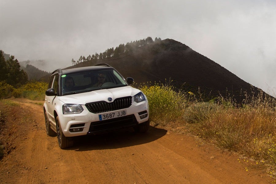 El Skoda Yeti permite salir del asfalto y afrotar con seguridad una pista de tierra.