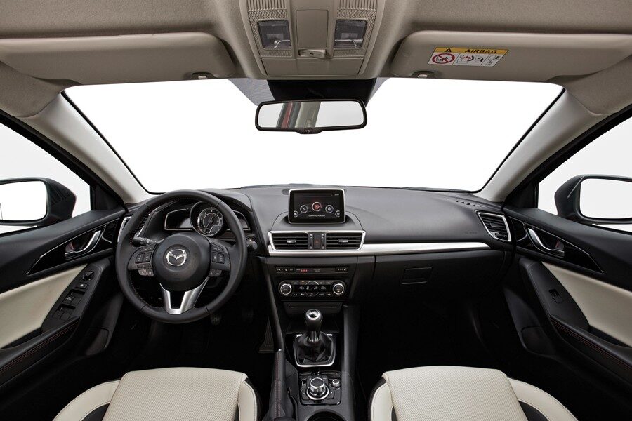 El interior del Mazda3 transmite solidez.