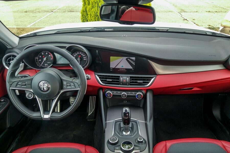 El interior del Alfa Romeo Giulia en rojo resulta muy atractivo.