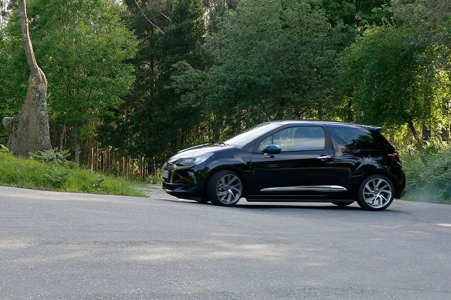 El DS3 tiene un buen comportamiento, aunque una estabilizadora trasera algo menos rígida le sentaría bien.