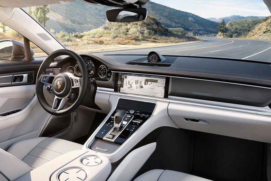 El interior del nuevo Porsche Panamera elimina botones en favor de pantallas.