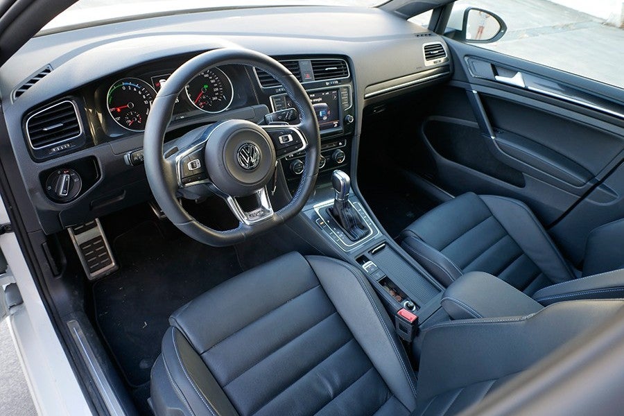 El interior del VW Golf GTE tiene algunos detalles de personalización, como los pespuntes en azul de la tapicería.